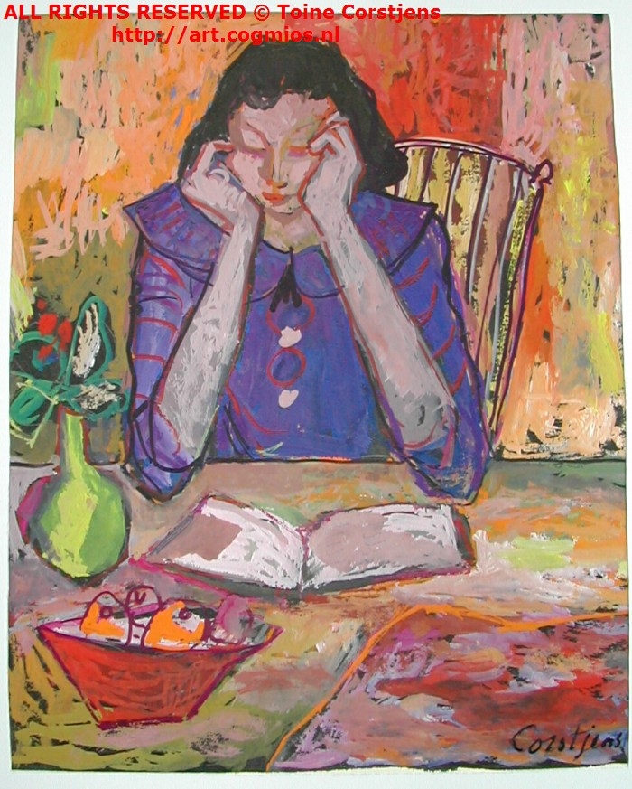 lezende vrouw aan tafel